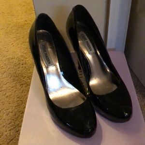 Steve Madden patent black round toe pumps / heels